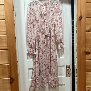 Long sleeve dress w/ tie.